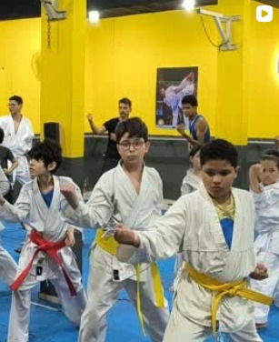 Crianças treinando karatê