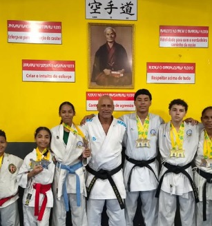 Sensei com atletas medalhistas