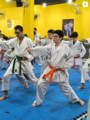 Alunos treinando kata no tatame azul