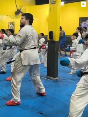 Treino de kumite no dojo